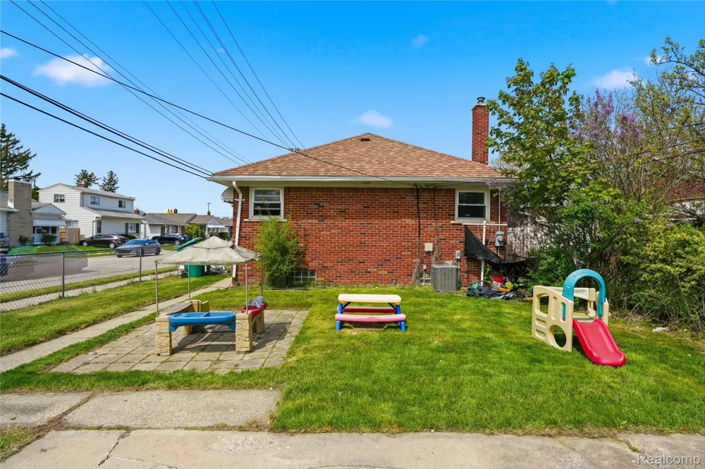 18004 Holland Avenue Eastpointe City, MI 48021