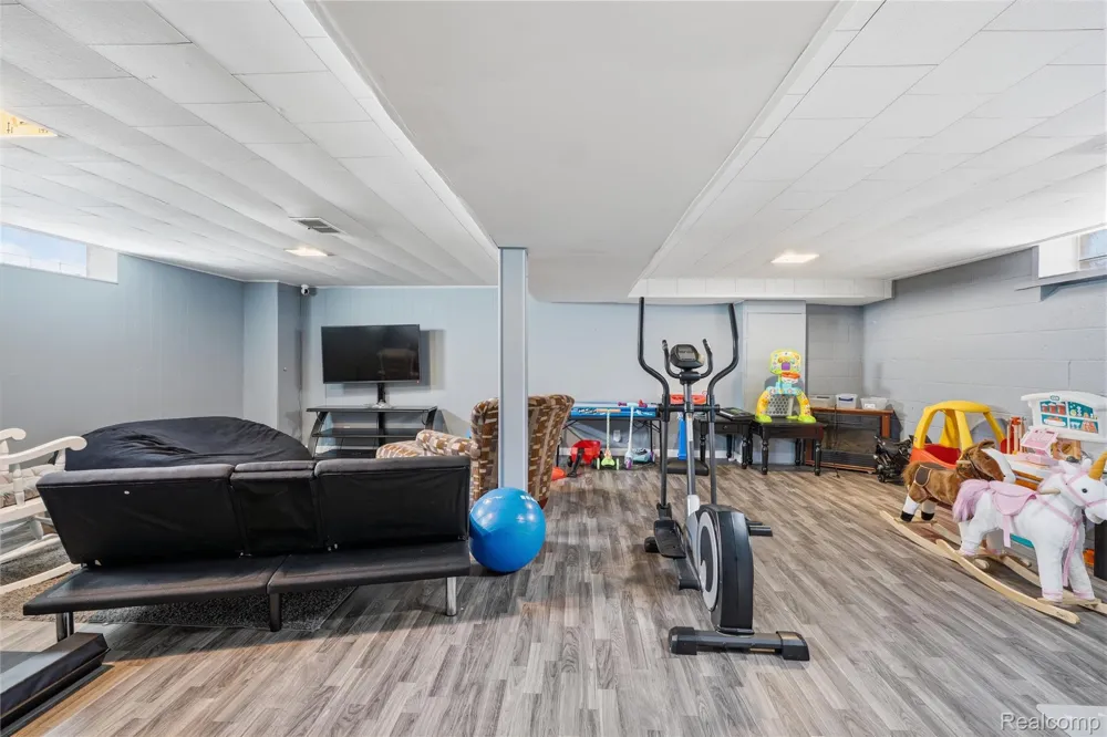18004 Holland Avenue Eastpointe City, MI 48021