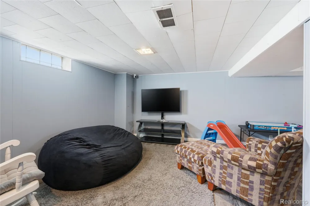18004 Holland Avenue Eastpointe City, MI 48021