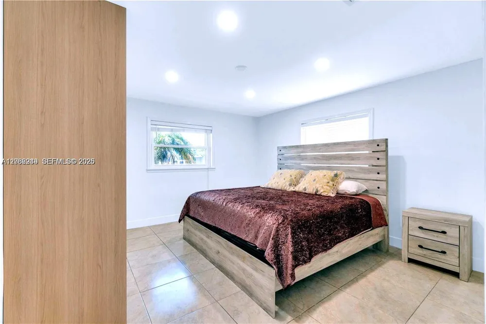 806 NE 4th St Hallandale Beach, FL 33009