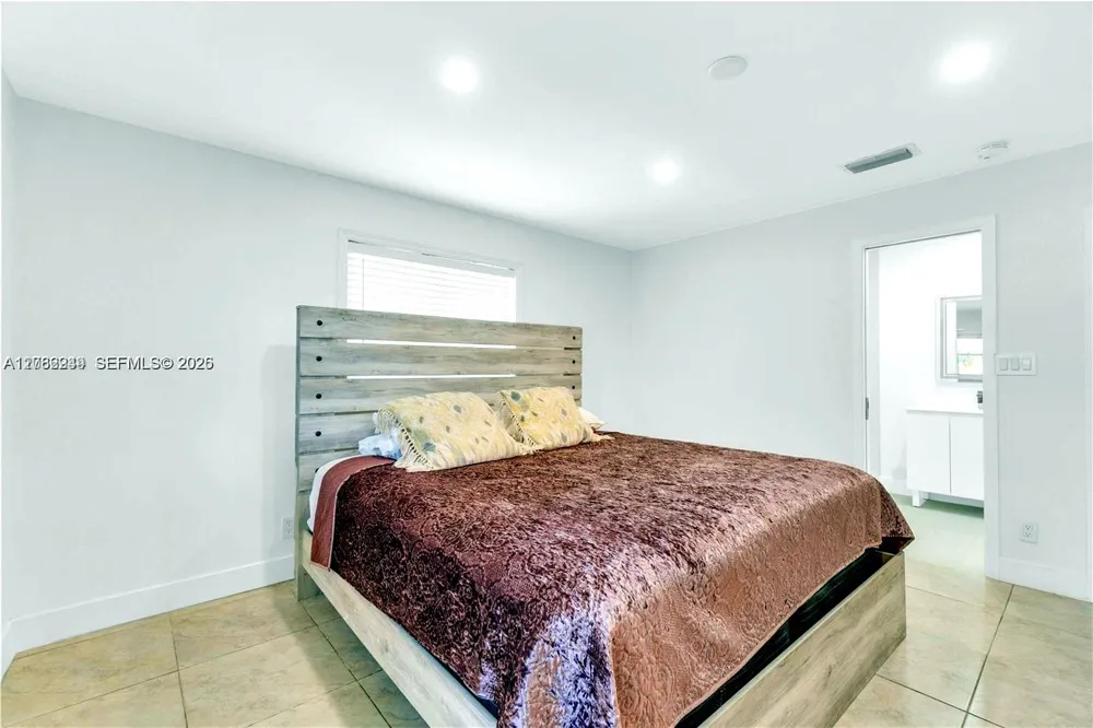 806 NE 4th St Hallandale Beach, FL 33009