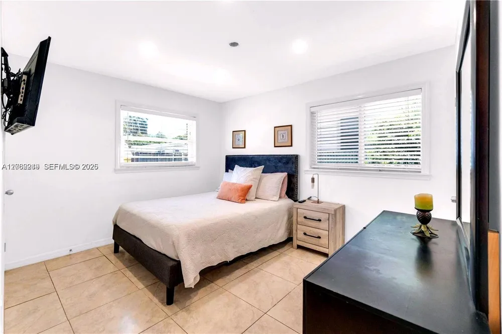 806 NE 4th St Hallandale Beach, FL 33009