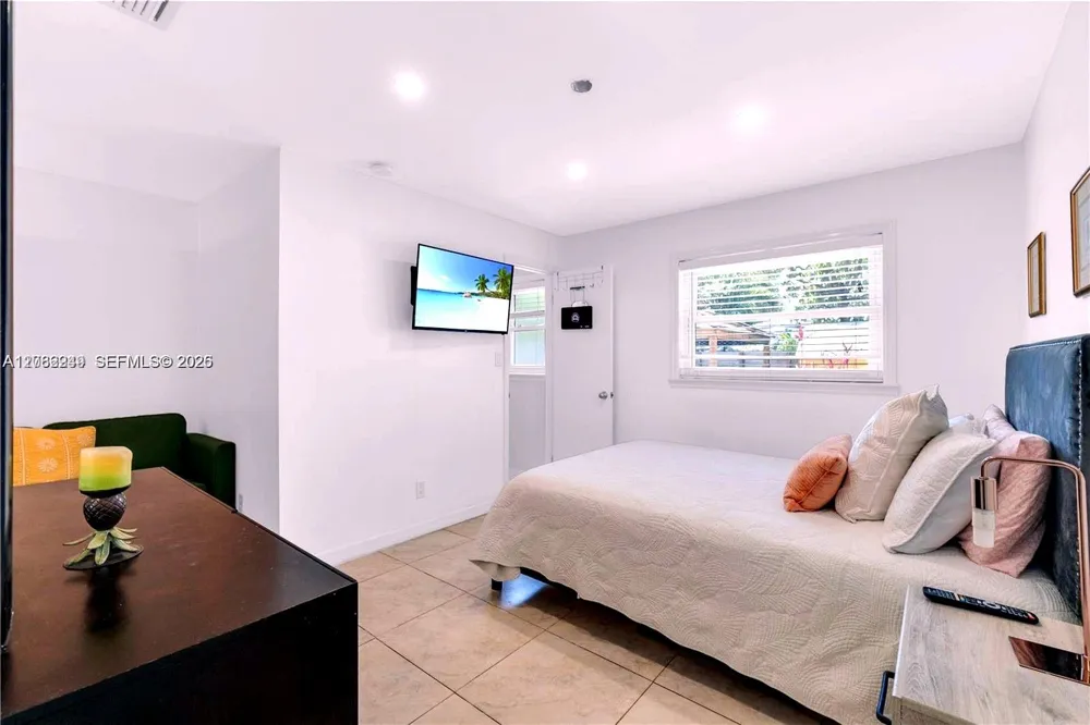 806 NE 4th St Hallandale Beach, FL 33009