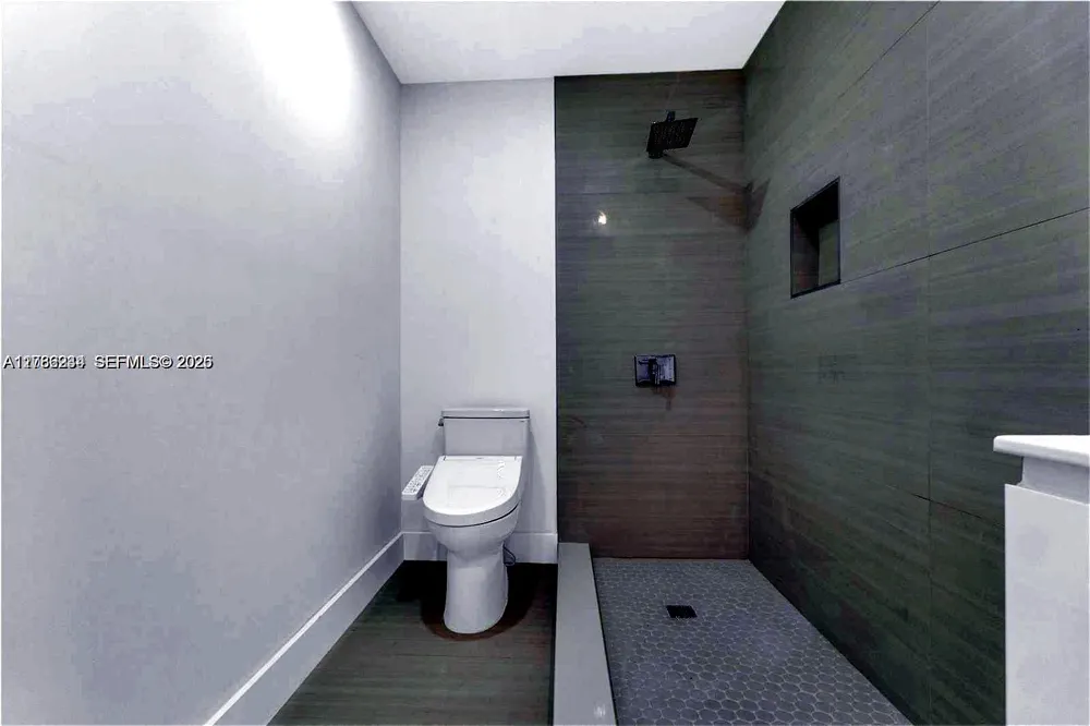 806 NE 4th St Hallandale Beach, FL 33009