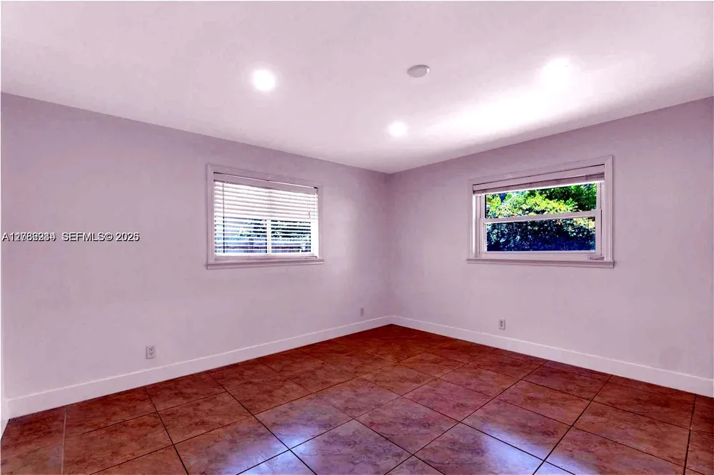 806 NE 4th St Hallandale Beach, FL 33009