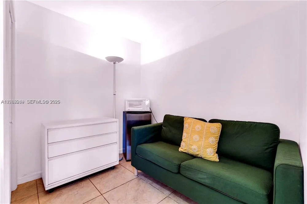 806 NE 4th St Hallandale Beach, FL 33009