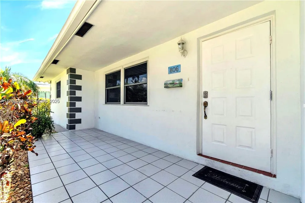 806 NE 4th St Hallandale Beach, FL 33009
