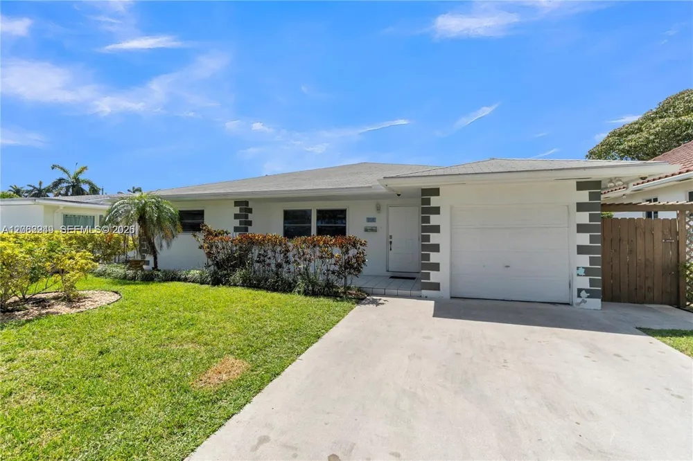 806 NE 4th St Hallandale Beach, FL 33009