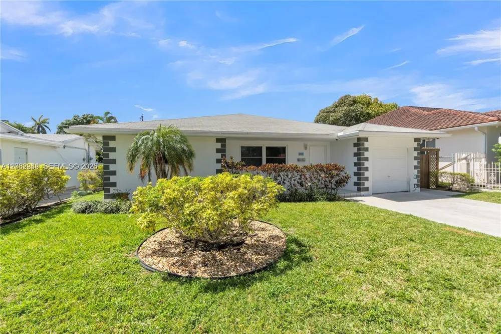 806 NE 4th St Hallandale Beach, FL 33009