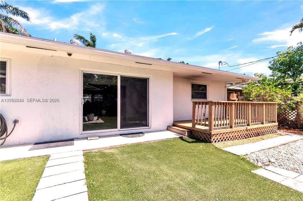 806 NE 4th St Hallandale Beach, FL 33009
