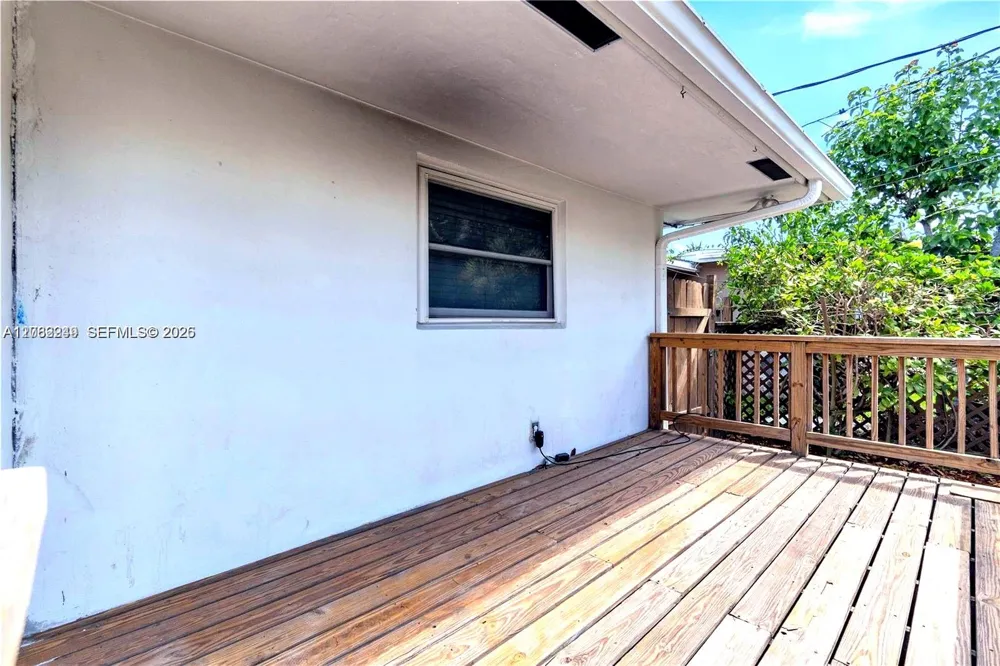 806 NE 4th St Hallandale Beach, FL 33009