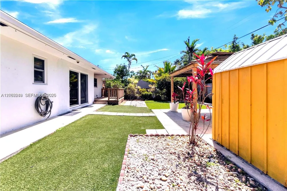 806 NE 4th St Hallandale Beach, FL 33009
