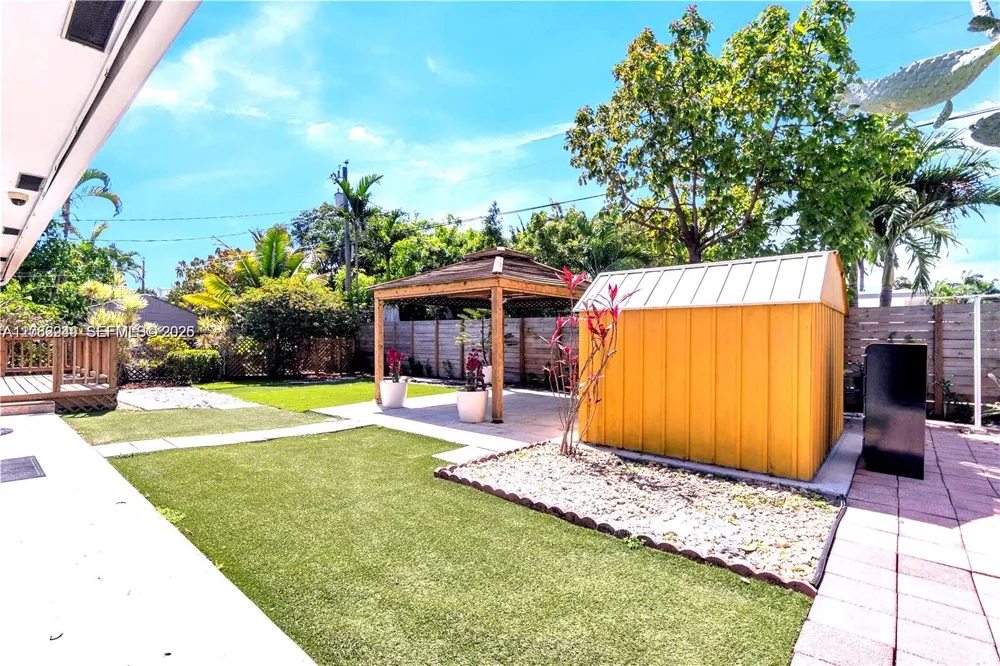 806 NE 4th St Hallandale Beach, FL 33009