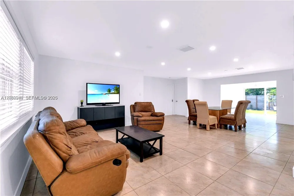 806 NE 4th St Hallandale Beach, FL 33009