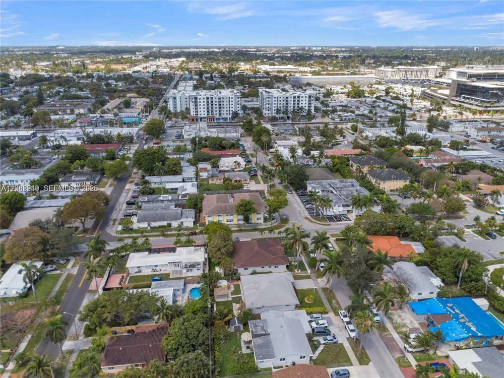 806 NE 4th St Hallandale Beach, FL 33009