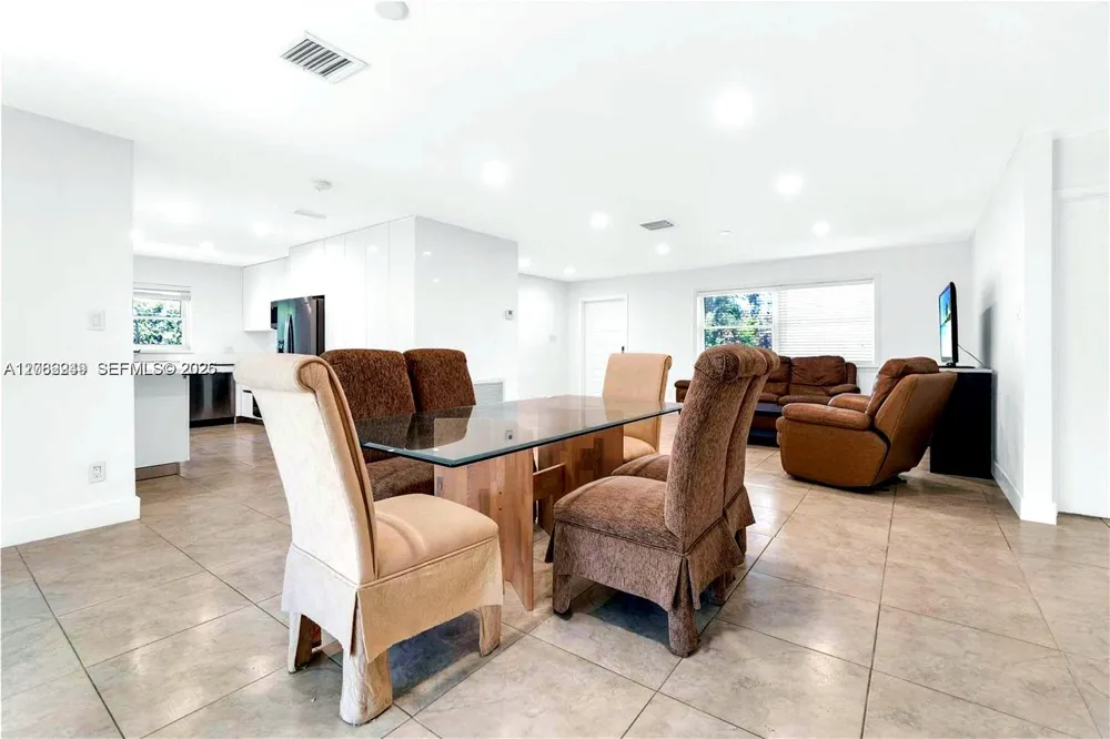 806 NE 4th St Hallandale Beach, FL 33009