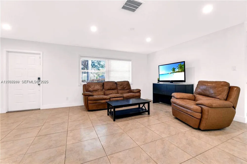 806 NE 4th St Hallandale Beach, FL 33009