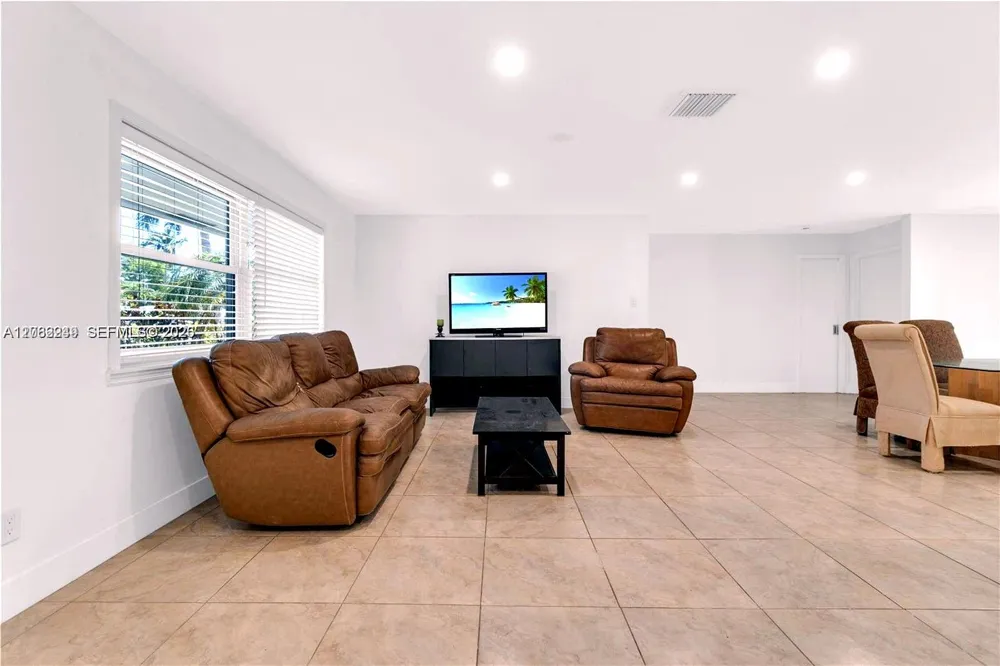 806 NE 4th St Hallandale Beach, FL 33009