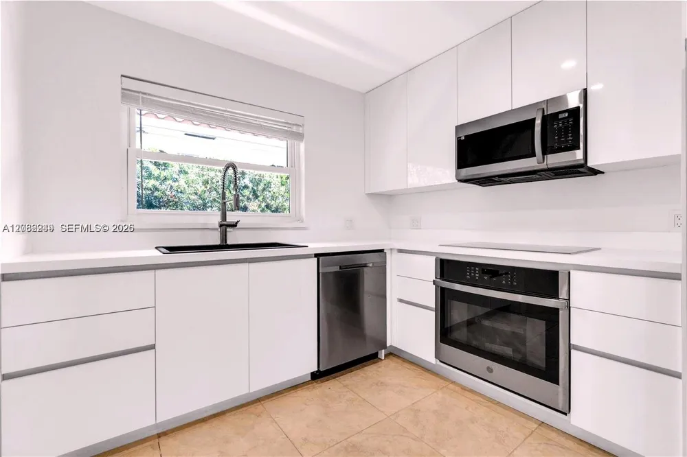 806 NE 4th St Hallandale Beach, FL 33009