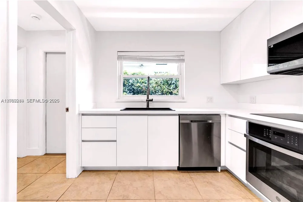 806 NE 4th St Hallandale Beach, FL 33009