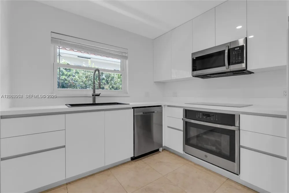806 NE 4th St #. Hallandale Beach, FL 33009