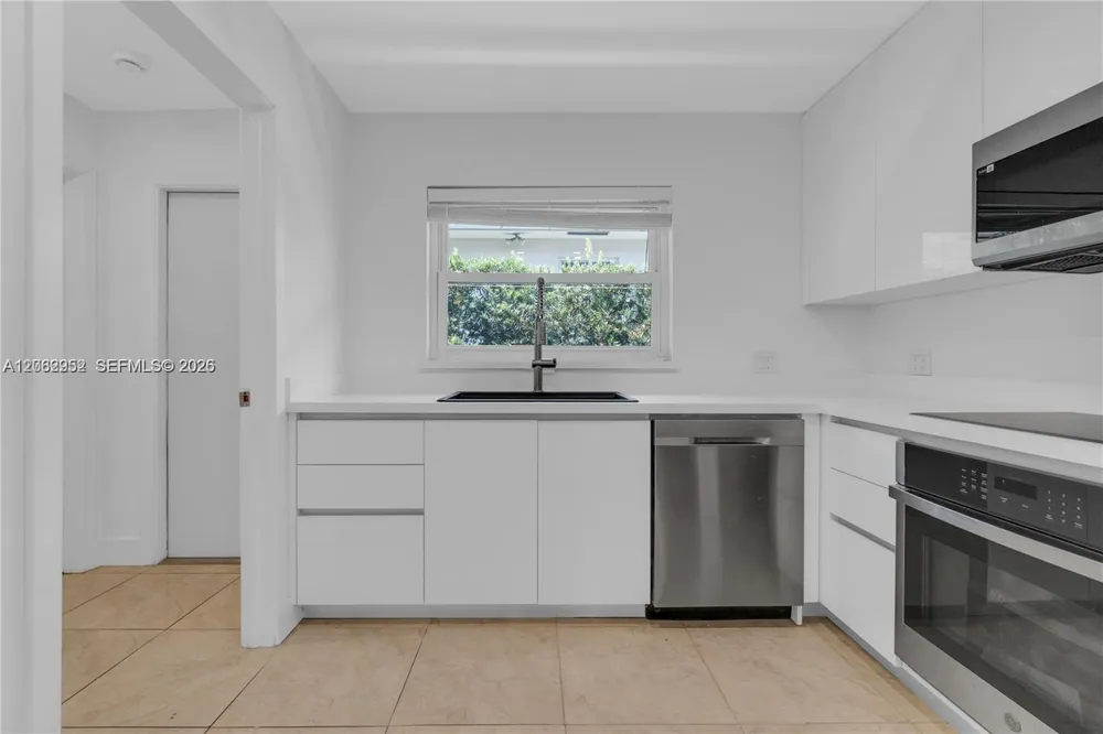 806 NE 4th St #. Hallandale Beach, FL 33009