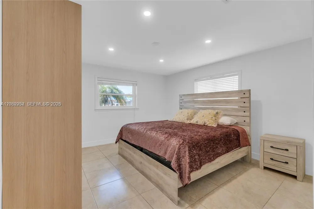 806 NE 4th St #. Hallandale Beach, FL 33009