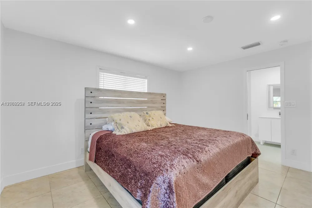 806 NE 4th St #. Hallandale Beach, FL 33009