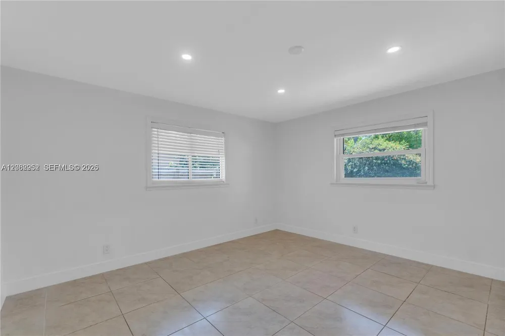 806 NE 4th St #. Hallandale Beach, FL 33009