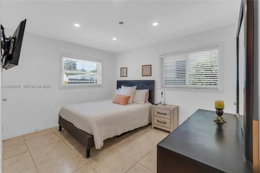 806 NE 4th St #. Hallandale Beach, FL 33009