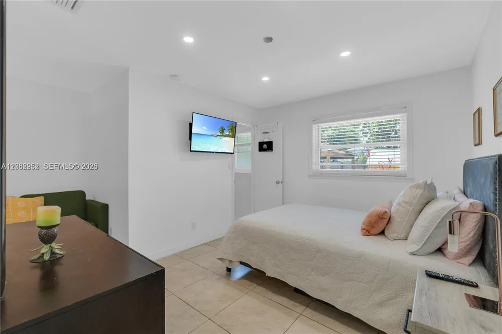 806 NE 4th St #. Hallandale Beach, FL 33009