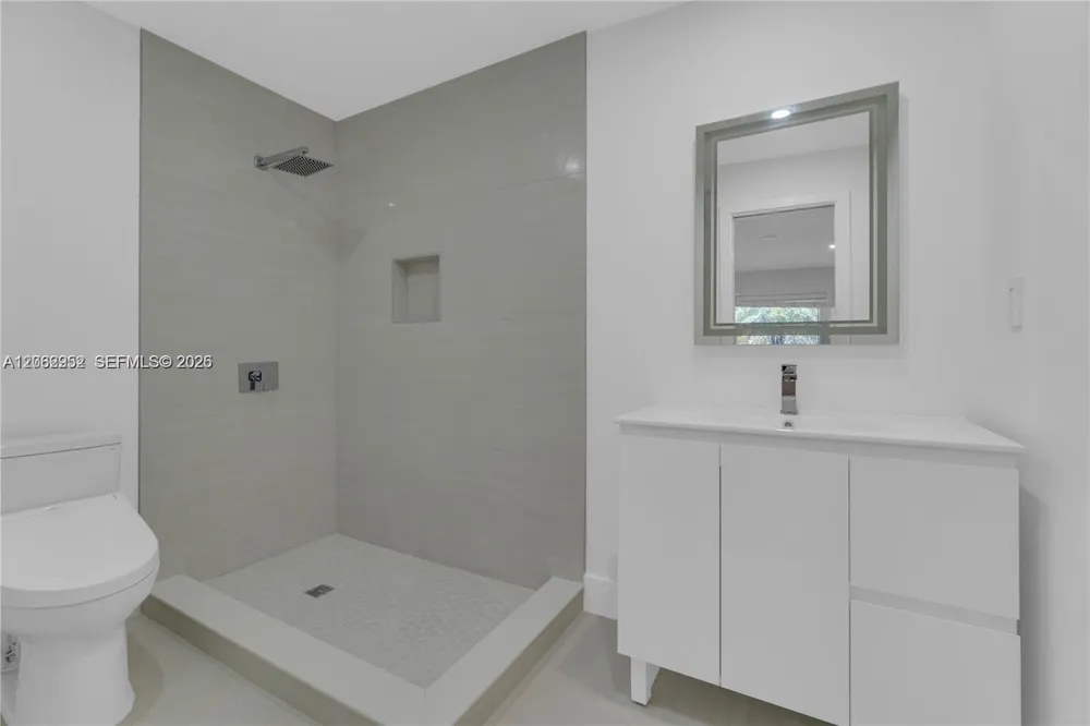 806 NE 4th St #. Hallandale Beach, FL 33009