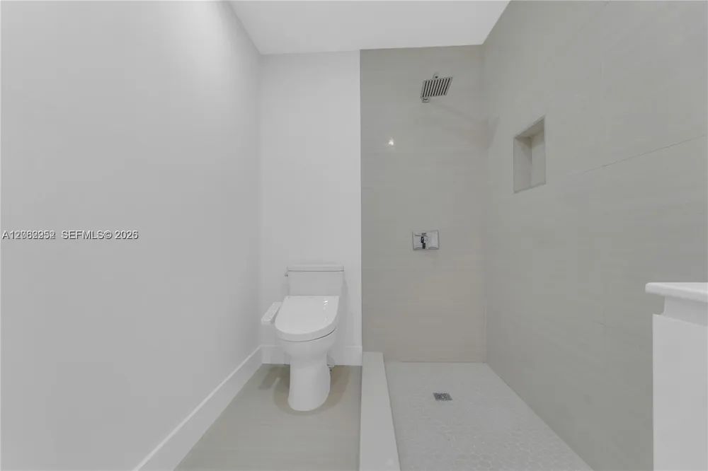 806 NE 4th St #. Hallandale Beach, FL 33009