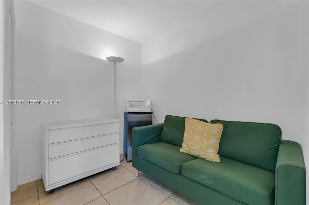 806 NE 4th St #. Hallandale Beach, FL 33009