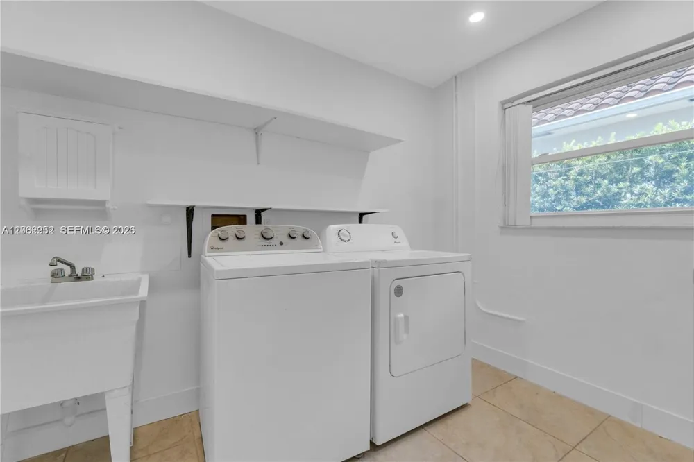 806 NE 4th St #. Hallandale Beach, FL 33009