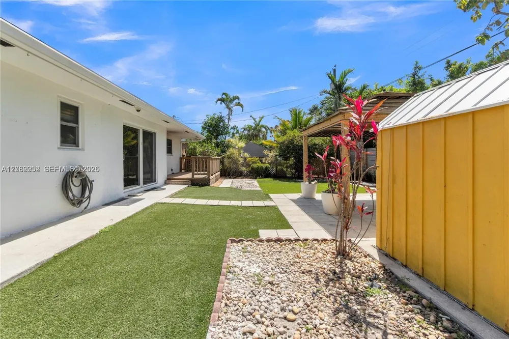 806 NE 4th St #. Hallandale Beach, FL 33009