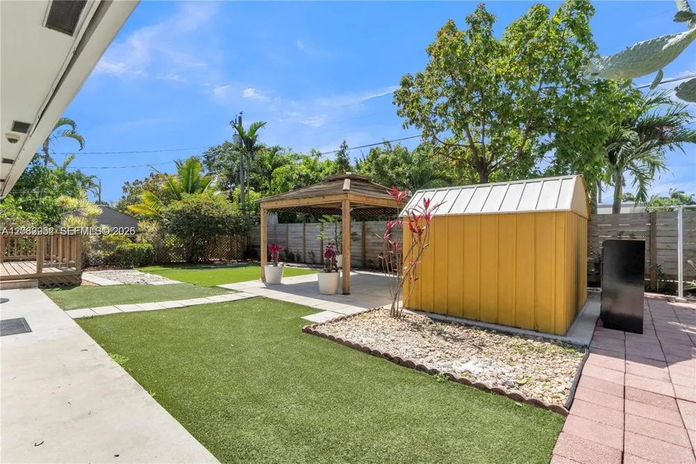 806 NE 4th St #. Hallandale Beach, FL 33009