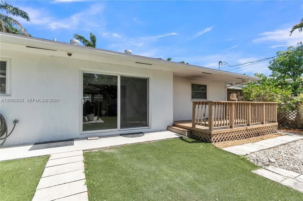 806 NE 4th St #. Hallandale Beach, FL 33009
