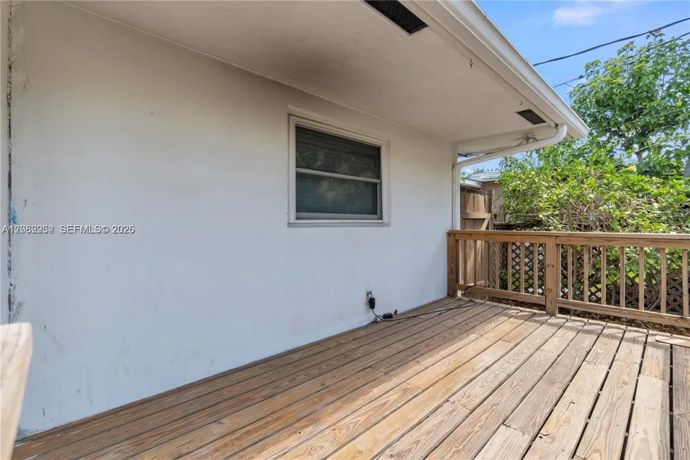 806 NE 4th St #. Hallandale Beach, FL 33009