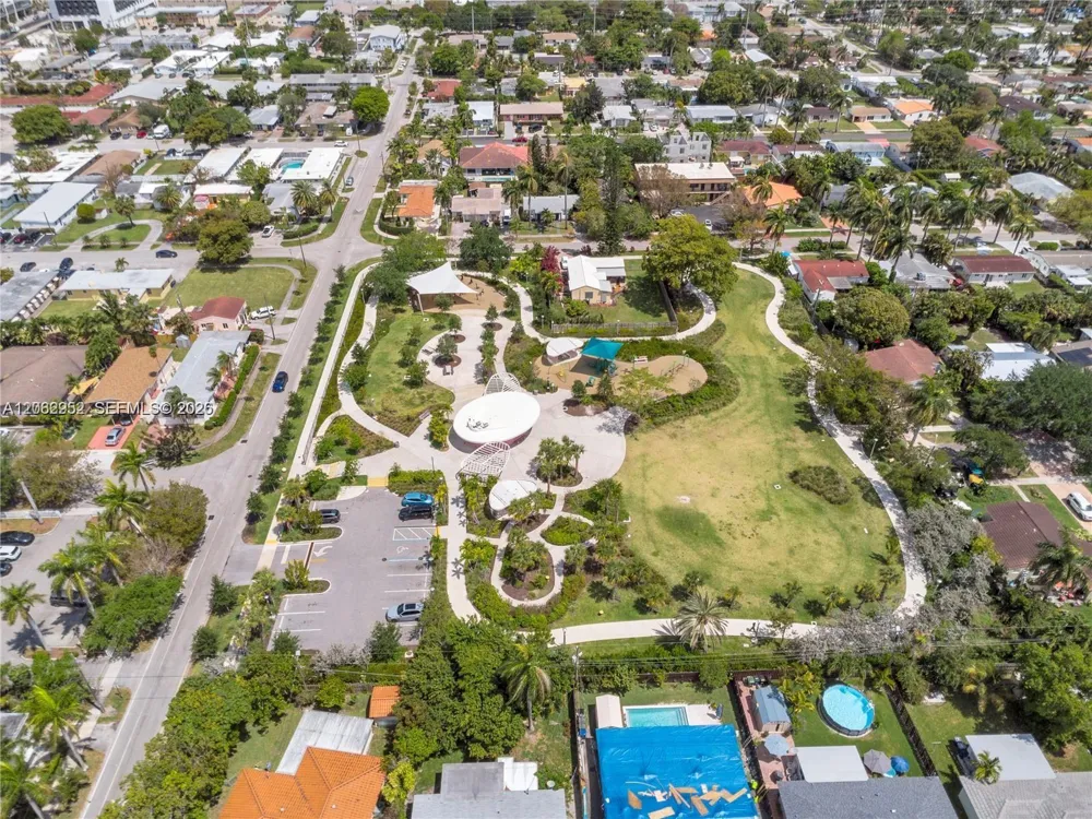 806 NE 4th St #. Hallandale Beach, FL 33009