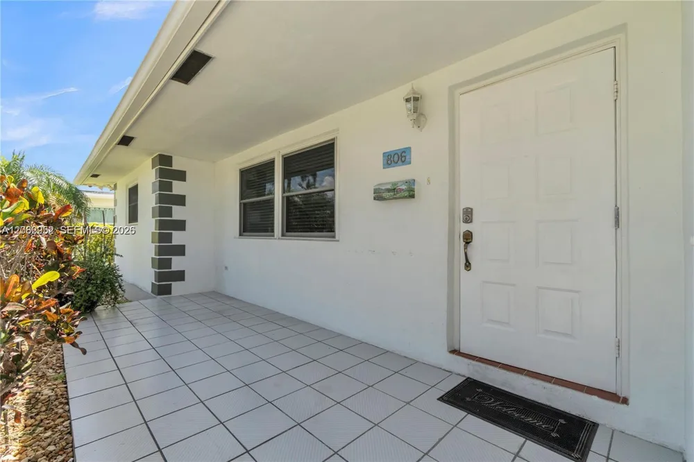 806 NE 4th St #. Hallandale Beach, FL 33009