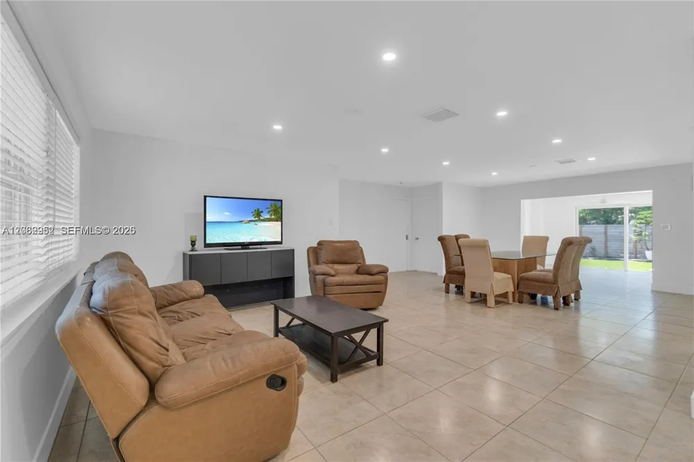 806 NE 4th St #. Hallandale Beach, FL 33009