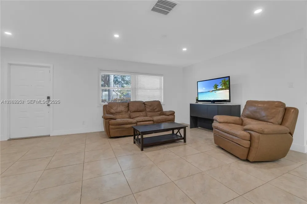 806 NE 4th St #. Hallandale Beach, FL 33009