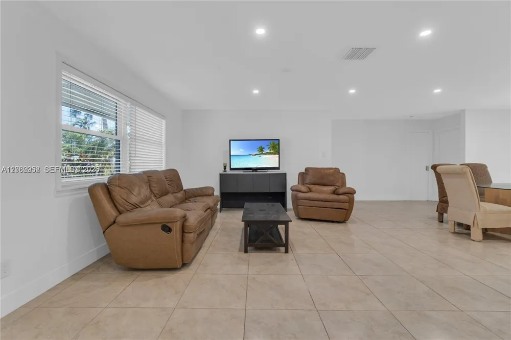 806 NE 4th St #. Hallandale Beach, FL 33009