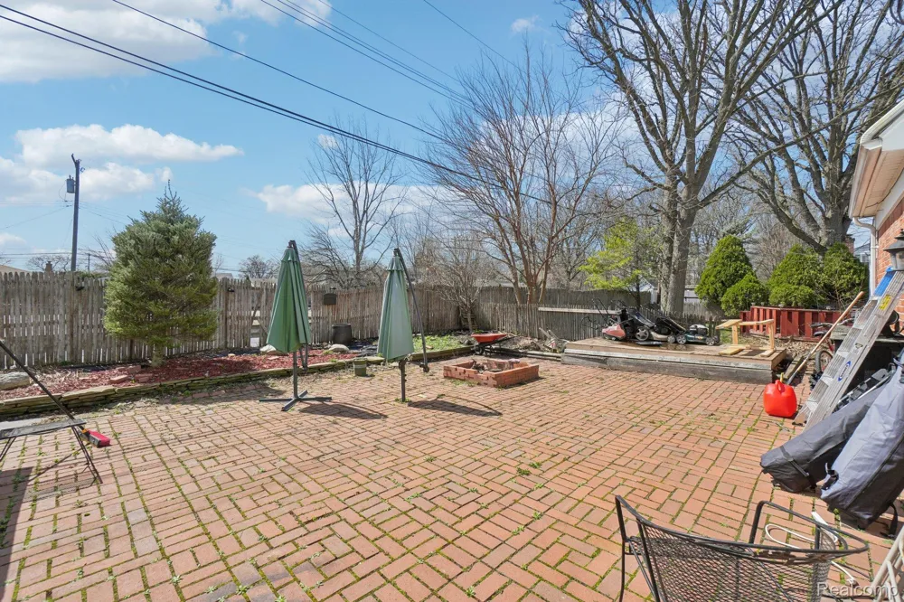 20600 Danbury Lane Harper Woods City, MI 48225