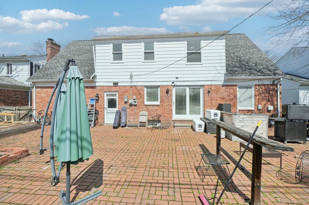 20600 Danbury Lane Harper Woods City, MI 48225
