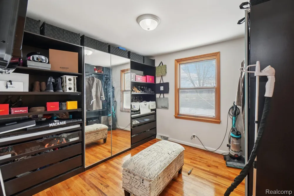 20600 Danbury Lane Harper Woods City, MI 48225