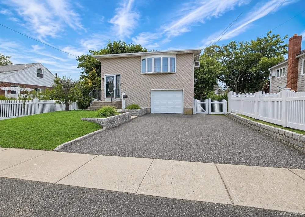 11 Farragut Avenue Lindenhurst, NY 11757