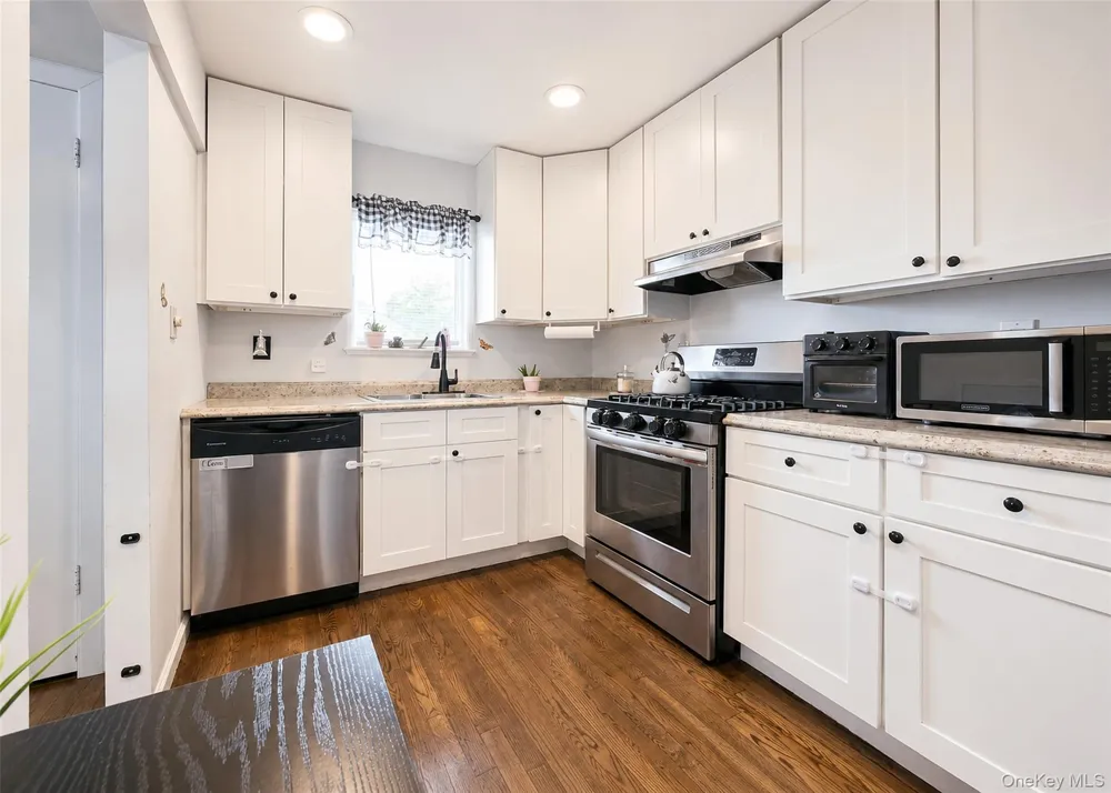 11 Farragut Avenue Lindenhurst, NY 11757