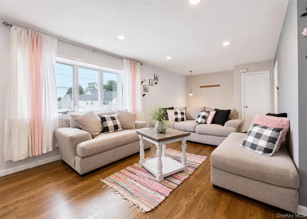 11 Farragut Avenue Lindenhurst, NY 11757